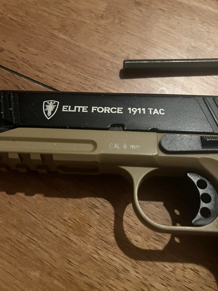 Pistola de Airsoft Elite Force Tac 1911, usada muy poco, 2 cargadores incluidos Foto 2 de 3