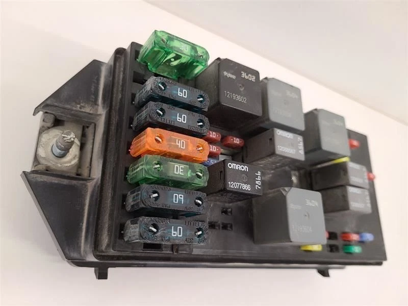 Pontiac Grand Prix 2002-2003 caja de fusibles motor 10319221 02-03 Foto 3 de 4