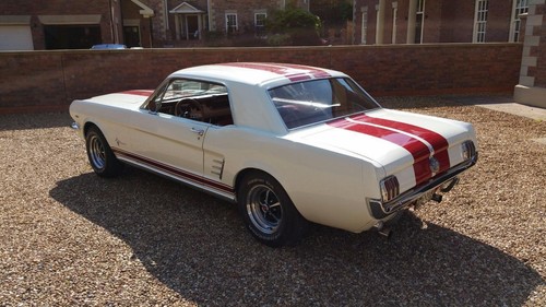 1966 FORD MUSTANG V8 COUPE WHITE & RED - AUTO - POWER STEERING - DISC BRAKES - Picture 3 of 7