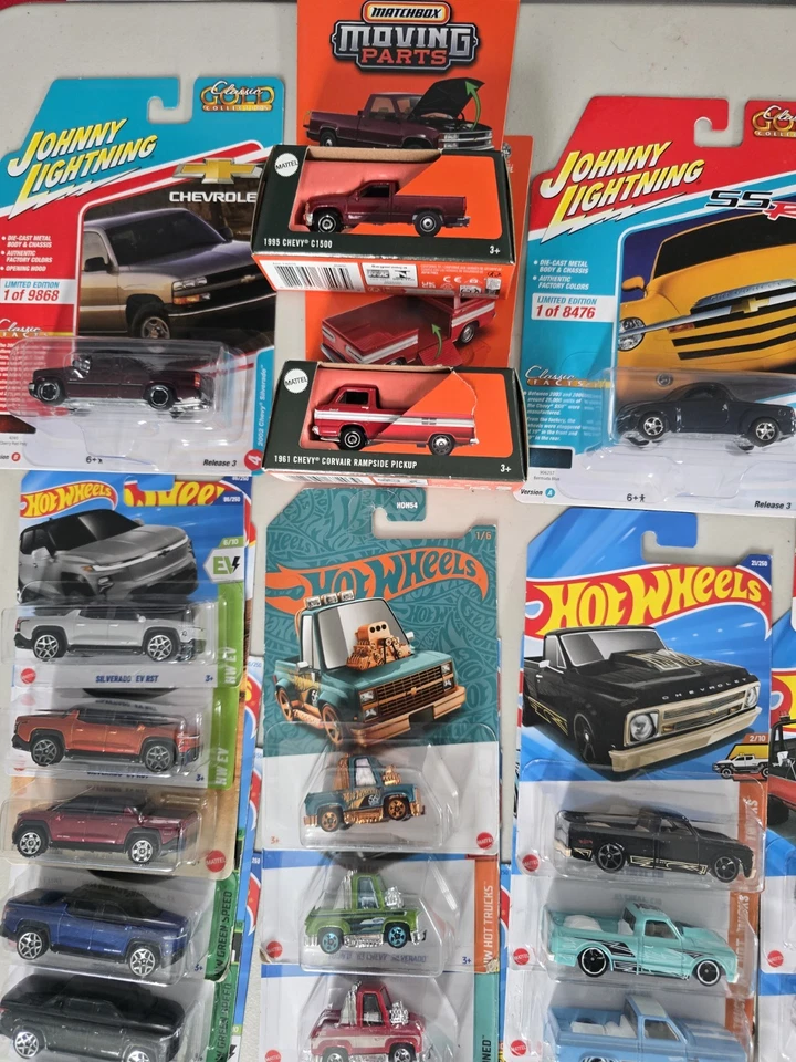 Lote de 22 camionetas Chevy Hot Wheels Silverado, C10, Blazers y más. 3 Premium Foto 2 de 4
