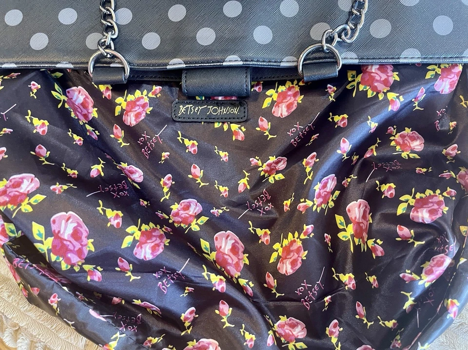 Bolso de Mano Betsey Grande Metal e Imitación Cuero Correa Asa Negro con Caja Roja Pintada Frontal Foto 3 de 4