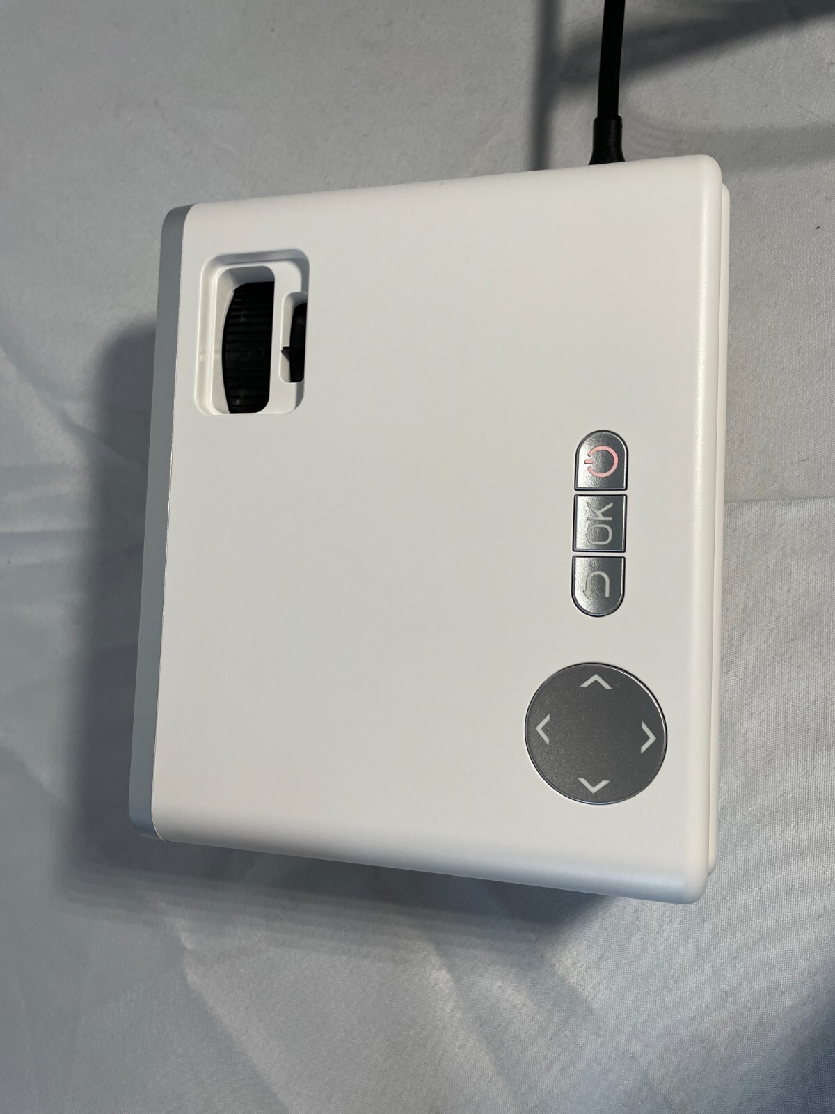 VIZONY DP04 White Portable Wi-Fi Bluetooth Display Zoom Mini Video Projector