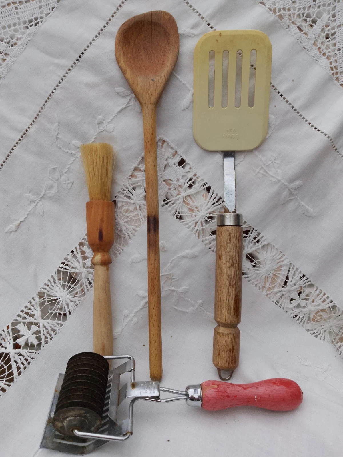Vintage 1950's Kitchen Utensils Kitchenalia Pastry Brush Spoon Egg Slice Tala
Opens in a new window
