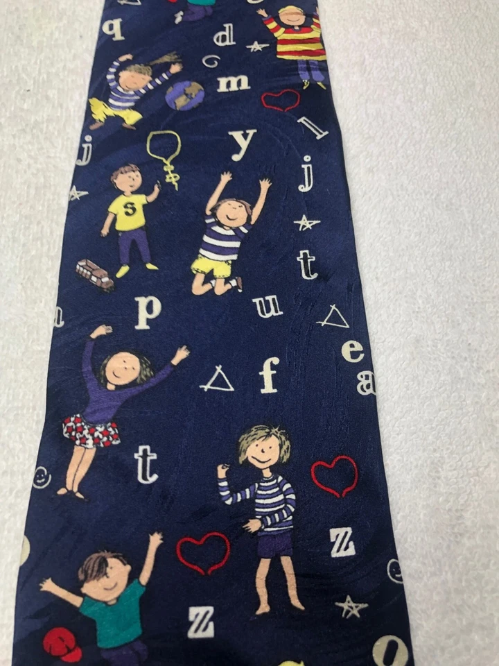 ARTEFATOS DE MUSEU GRAVATA MASCULINA AZUL MARINHO COM CRIANÇAS E CORAÇÕES 4 X 58 NOVA COM ETIQUETAS - Imagem 3 de 4