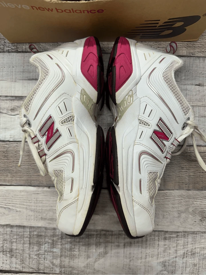 Tênis New Balance 716 feminino tamanho 8 rosa e branco com cadarço academia ao ar livre - Imagem 3 de 4
