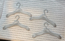 HANGERSF BARBIE DOLL FASHION DESIGNER 4 GRAY HANGERS ACCESSORY FOR DIORAMA