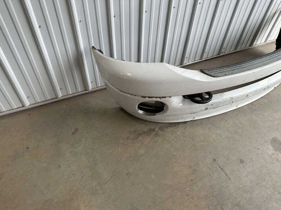 Front Bumper Assembly White Has Wear OEM 2006 2007 2008 2009 Dodge Ram 3500 - Image 4 of 4
