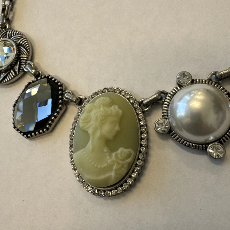 Collar de perlas de imitación circonita cúbica cristales corte antiguo chapado en plata joyería Lia Sophia Foto 3 de 4