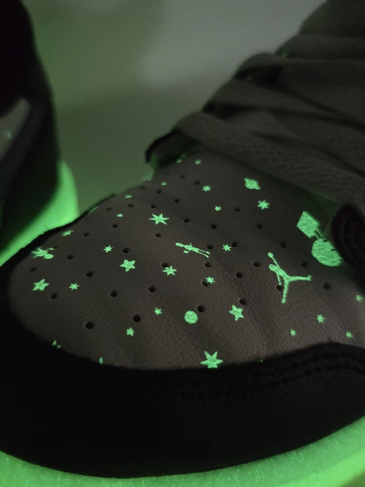 Tênis Nike Youth Air Jordan 1 tamanho 1Y retrô baixo brilho no escuro HF0411-001 - Imagem 4 de 4