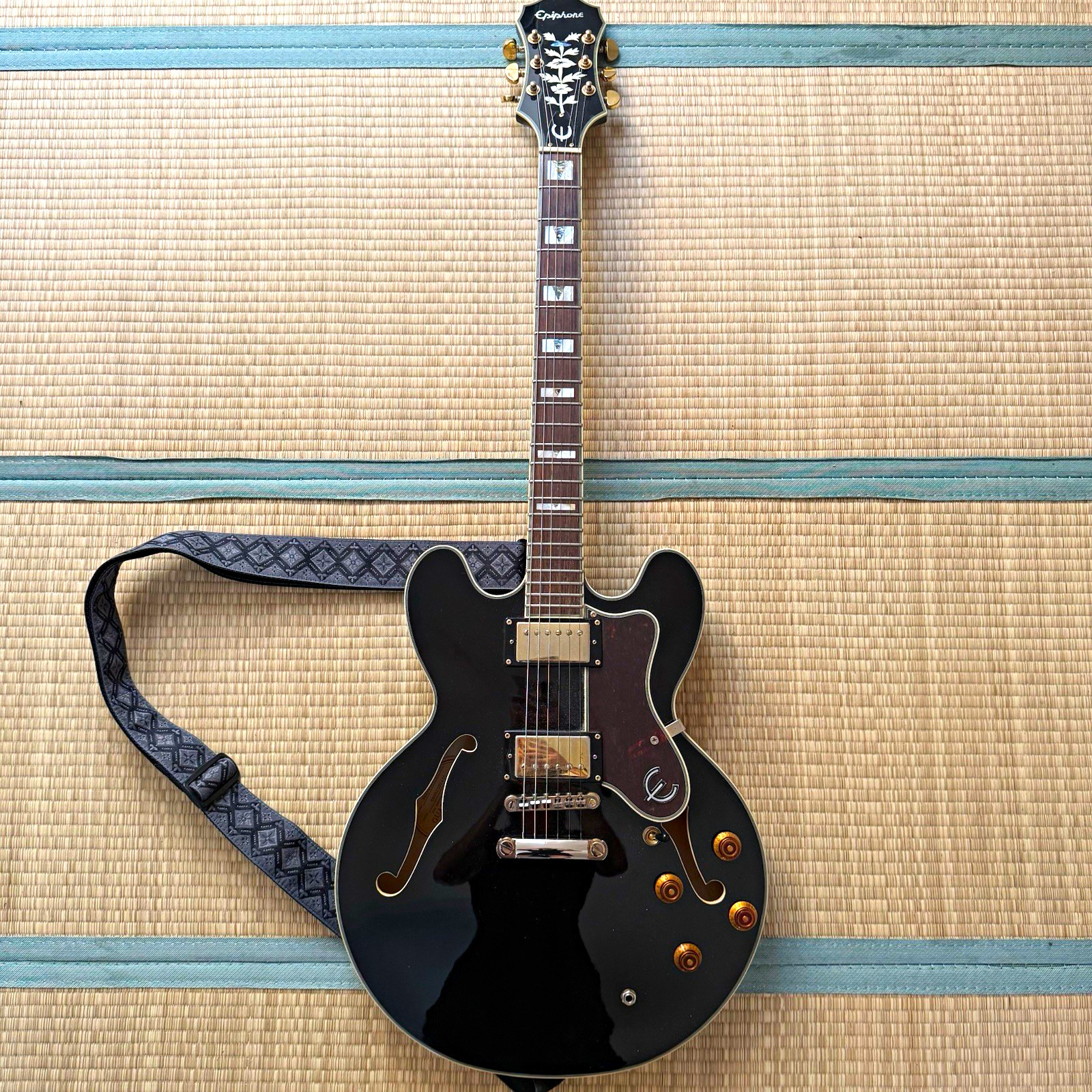 Epiphone Sheraton Semi-Hollow Electric Guitar Black 6-String Right-Handed Strap