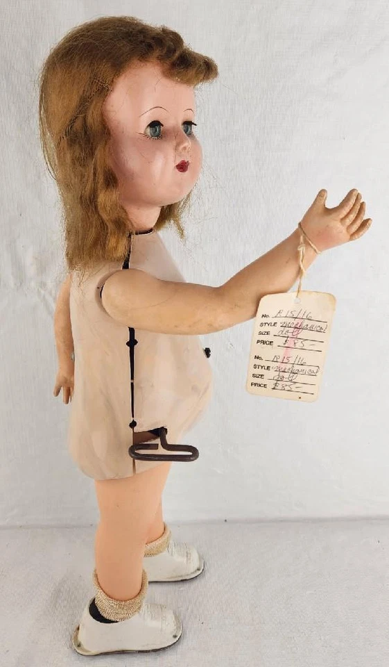 Muñeca de juguete mecánica vintage de 18" de cuerda de los años 50 - probada y funcionando Foto 3 de 4