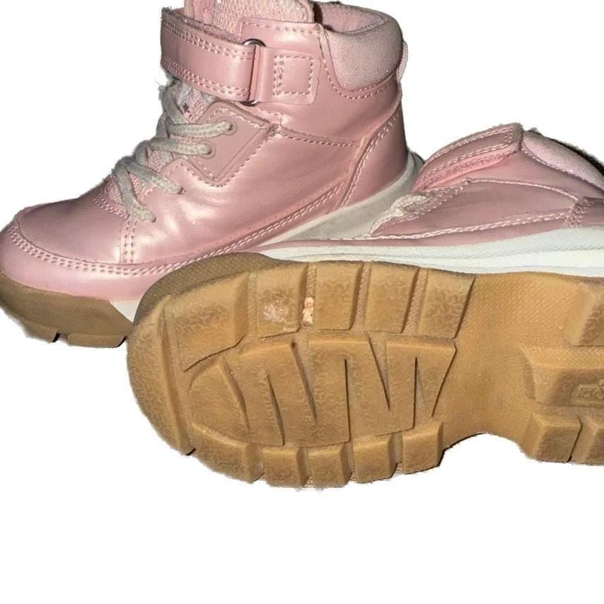 Botas con cordones OshKosh B'gosh rosa metálico para niñas pequeñas Foto 3 de 4