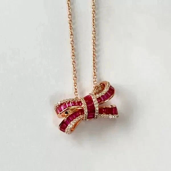 Colgante con dije de corte baguette de 2 quilates de rubí rosa creado en laboratorio enchapado en oro rosa plata 18" Foto 4 de 4