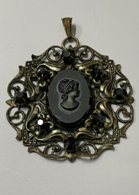 Collier Avec Pendentif Camée Et Strass Zircons - Couleur Doré Acier Inox - Occasion