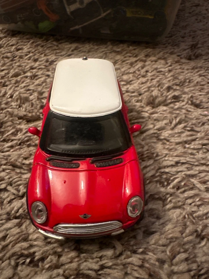 2018 Mini Cooper Scale 1/24 Car good condition door open great  - Image 3 of 4