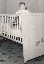 Lindo bebé niño 1952 mirando por encima de la cuna panda peluche foto P18i18