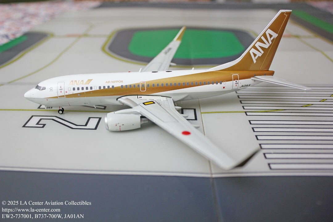 JC Wing All Nippon ANA Boeing 737-700W in Gold Color Diecast