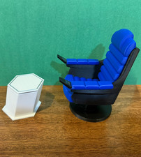 Silla Sulu Captain con mesa de té. Pantalla con góndola Trek y figuras de 1:10 / 7 pulgadas
