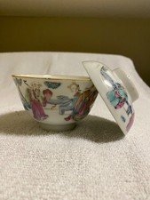 Une tasse à thé chinoise avec couvercle a une petite fissure.