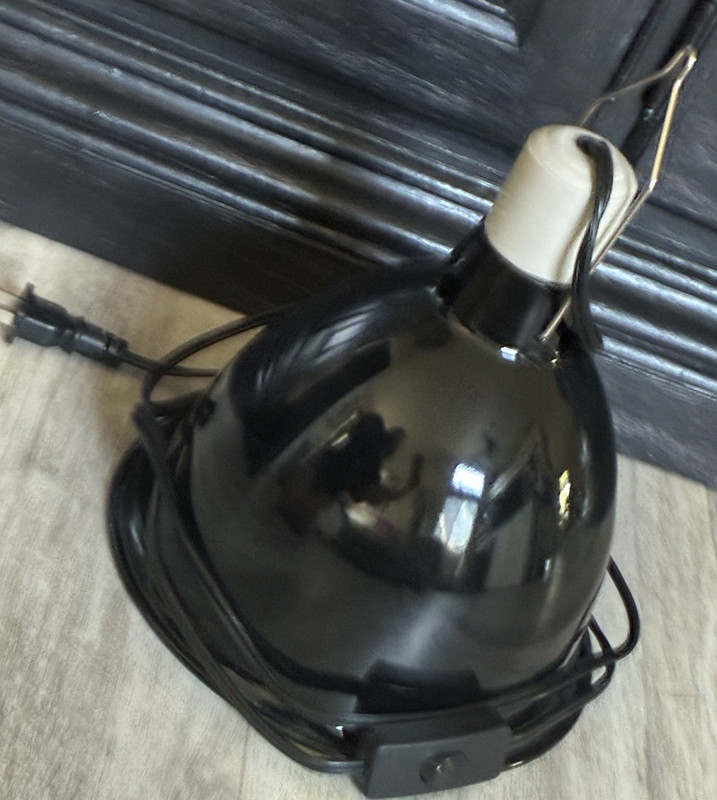 Black metal dome heat lamp, corded hangable lamp in perfect condition