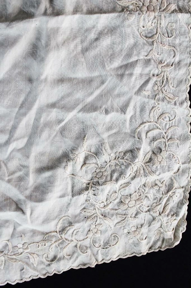 Bufanda De Seda Blanca Bordada A Mano Rara Y Vintage De 1920 A 1940 18" X 18" - Imagen 4 de 4
