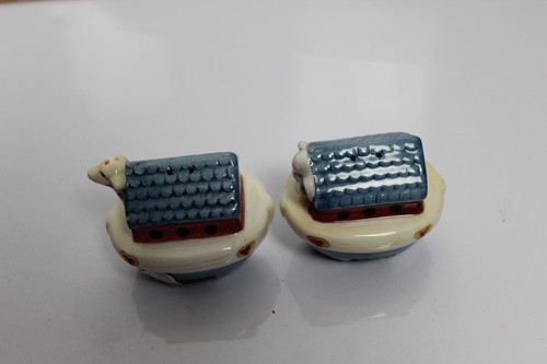 Noah's Ark Salt and Pepper Shakers with Giraffe and Elephant - Picture 3 of 3