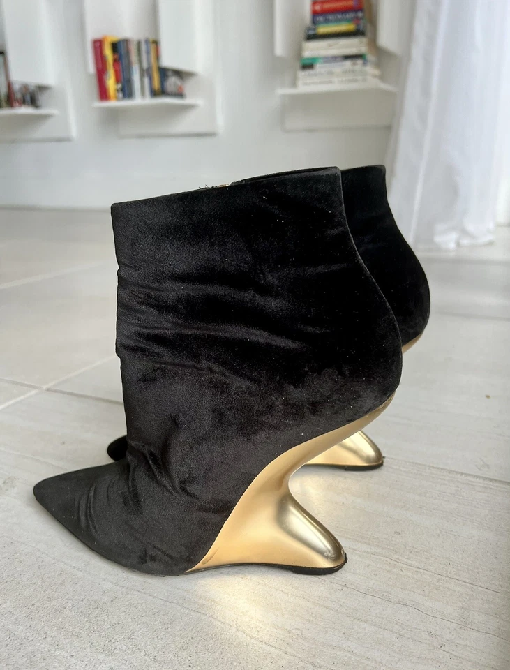 Salvatore Ferragamo Botines de Terciopelo con Tacones Esculpidos, 6 1/2C, Negro Foto 2 de 4