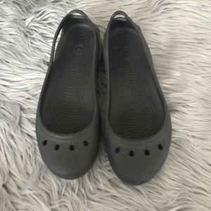 black flat crocs