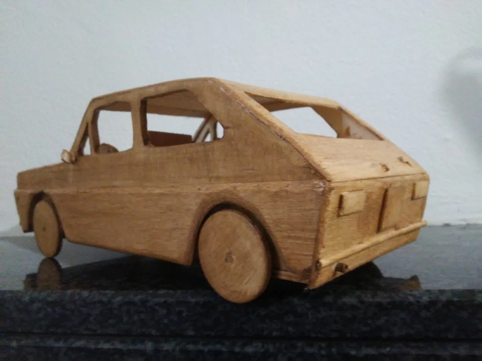  modellino auto in legno fiat 127 prima serie d'epoca collezione fatta  mano  - Immagine 2 di 4
