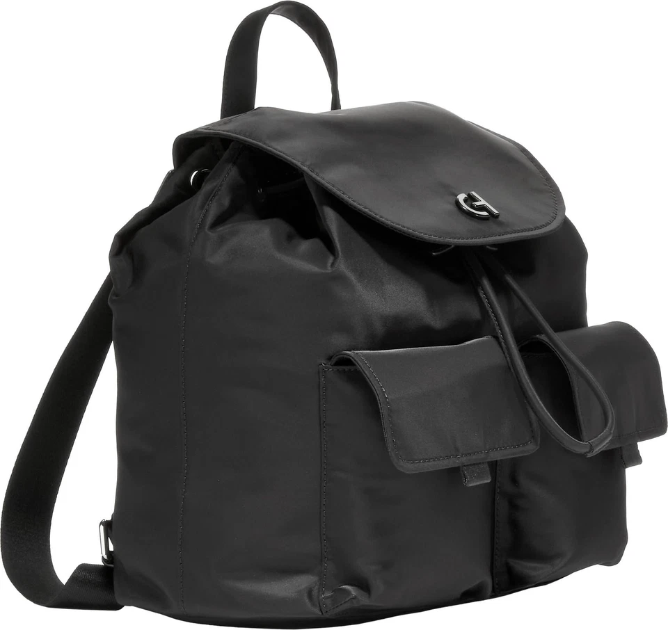 Mochila Cole Haan con solapa de nailon, negra lisa Foto 2 de 4