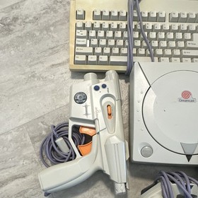 SEGA Dreamcast Console Lot w/ Keyboard, 2 Controllers, Light Gun, HOTD 2