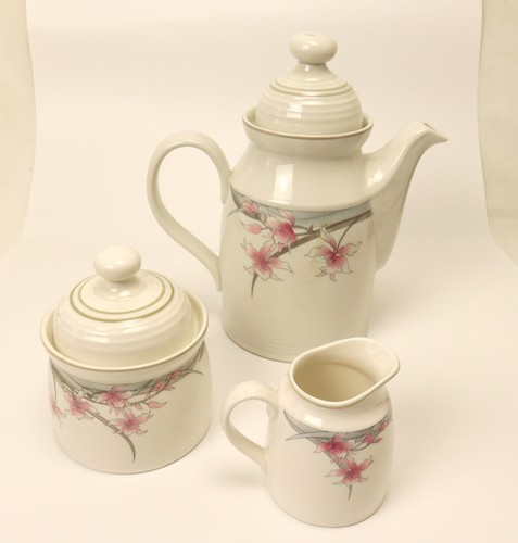 Vintage Royal Doulton Teapot Sugar Bowl Milk Jug Set Fresh Flowers L.S.1052 - Picture 5 of 14