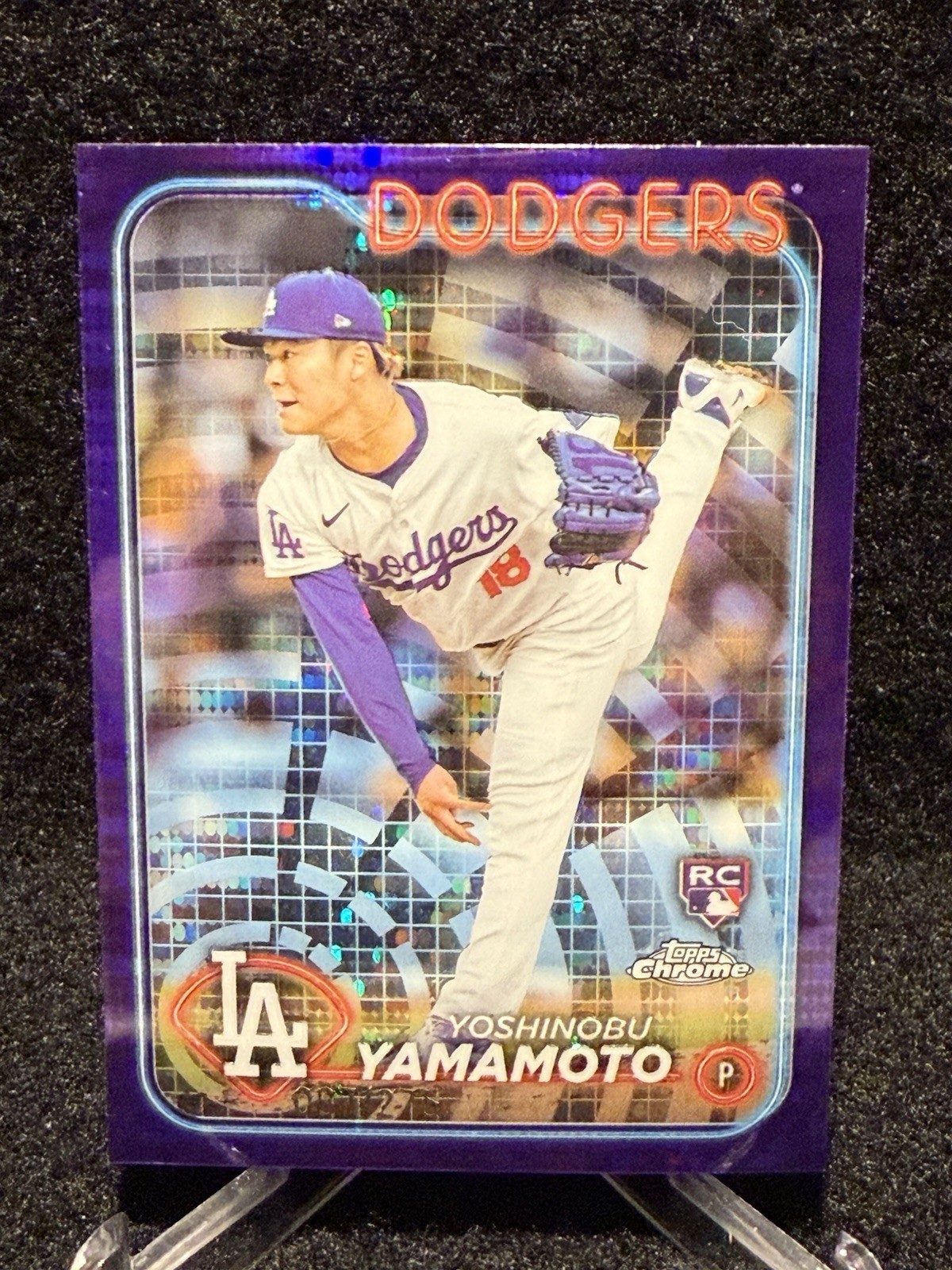 2024 Topps Chrome - Yoshinobu Yamamoto #18 Purple Sonar Refractor /275 (RC)