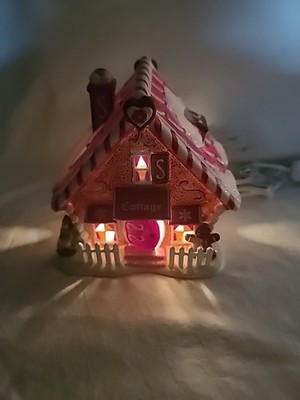 Department 56 North Pole Gingerbread Lane Ginger's Cottage Plus 2 Accessories 