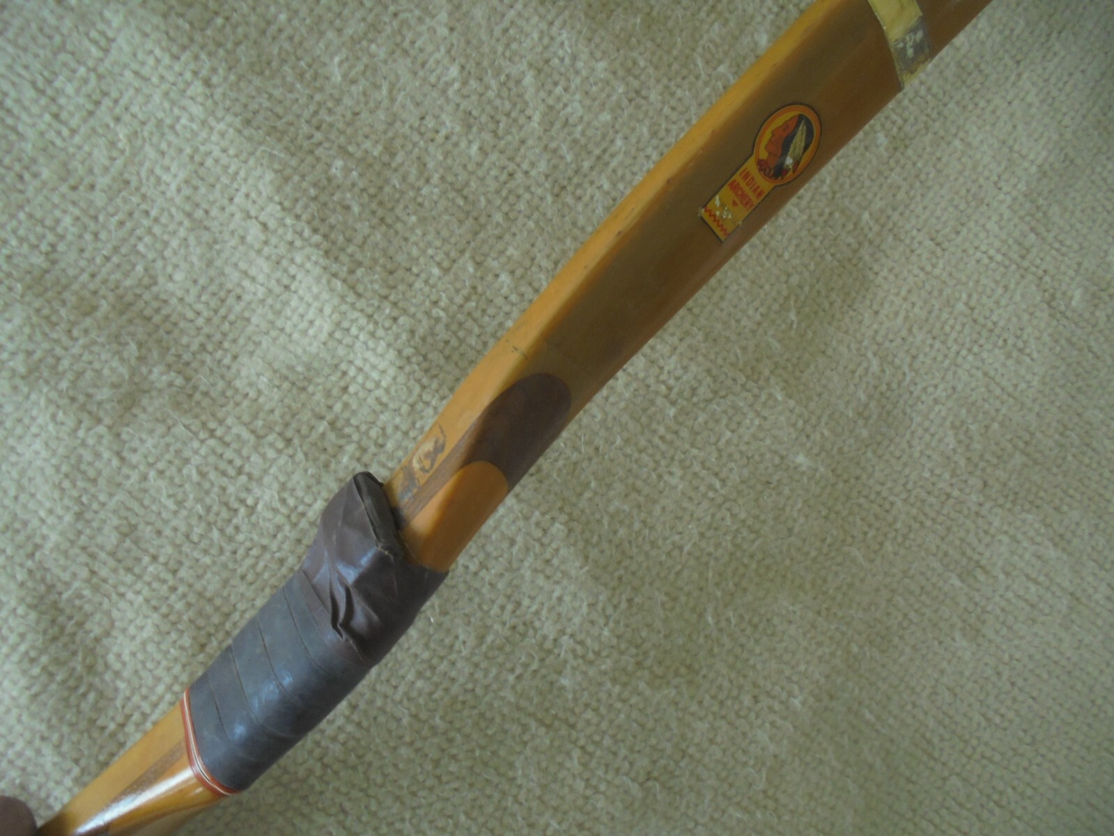 VINTAGE RECURVE BOW ( INDIAN ARCHERY EVANSVILLE INDIANA ) 1950s ? 60