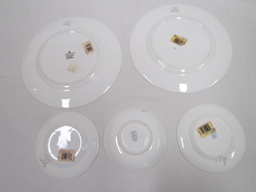 5-piece Wedgewood dinner place setting model Cornucopia. The set includes a dinn - Picture 3 of 3