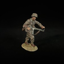 WAR PARK MINIATURES 1:30 WW2 GERMAN NO031 WAFFEN STG44 GUNNER CHARGING