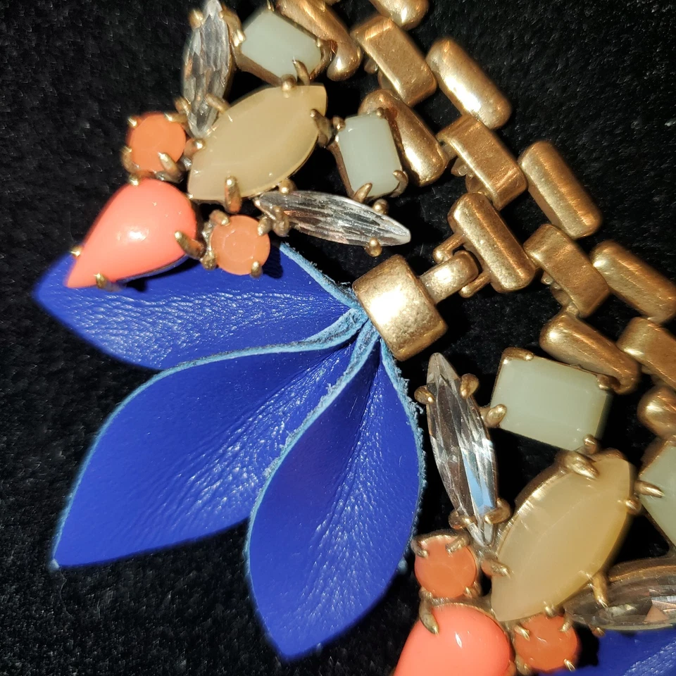 Collar Stella & Dot Melia. 10" de longitud. Piedras de coral con pétalos de cuero azul Foto 2 de 4