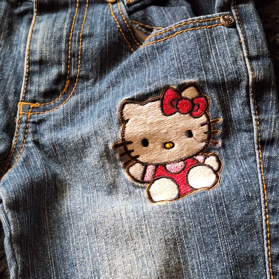 Jeans Capri Hello Kitty tamanho 4T bordado logotipo gatinho alças de cintura ajustadas lavagem de pedra - Imagem 2 de 4