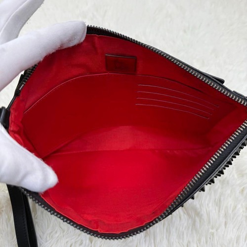 Pochette CHRISTIAN LOUBOUTIN a punta e borchie in pelle nera e rossa usata rara - Foto 14 di 15