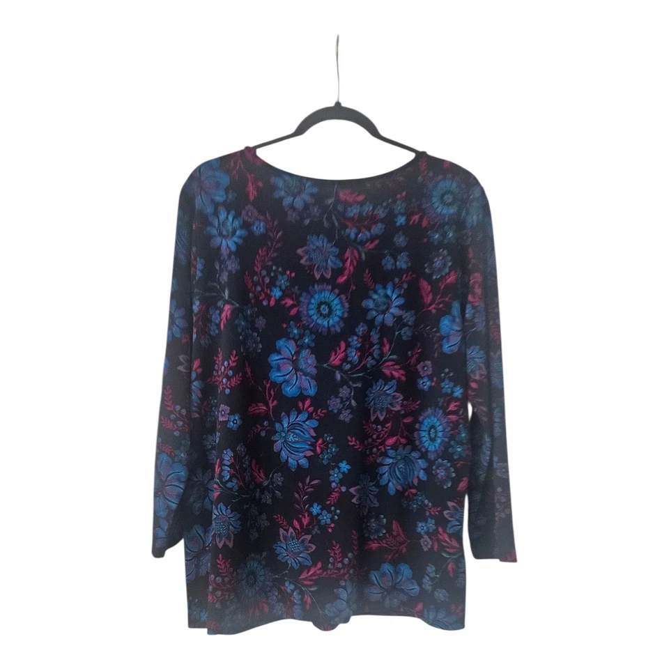 Blusa elástica Jones New York Collection para mujer 1X floral oscura manga 3/4 Foto 2 de 4