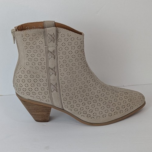 Ivory Perforated Ankle Boots Size 8M Pointed Toe Western-Inspired Boho Hippie - Picture 3 of 7