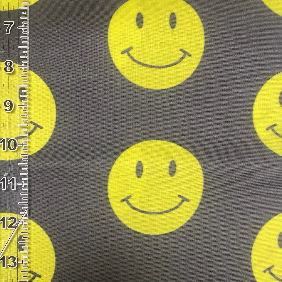 Cara sonriente de tela de algodón de 1 yarda Foto 2 de 2