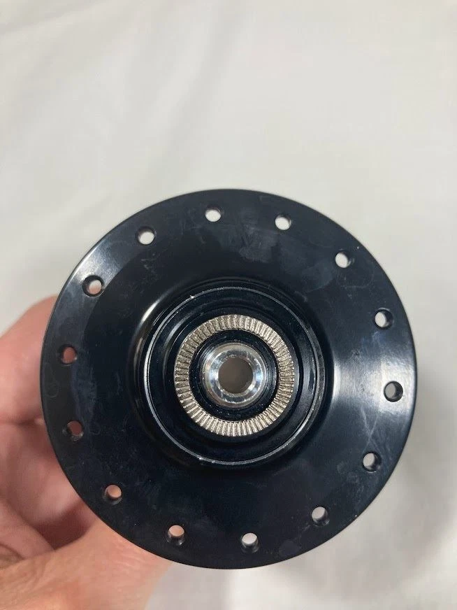 Buje delantero Novatec D041SB (9x108x100 mm) negro 28 orificios para disco MTB Foto 3 de 4