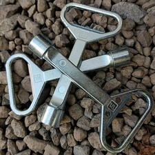 3 Stk. 8mm Dreikantschl&uuml;ssel Flaschen&ouml;ffner Containerschl&uuml;ssel BW Innendreikant