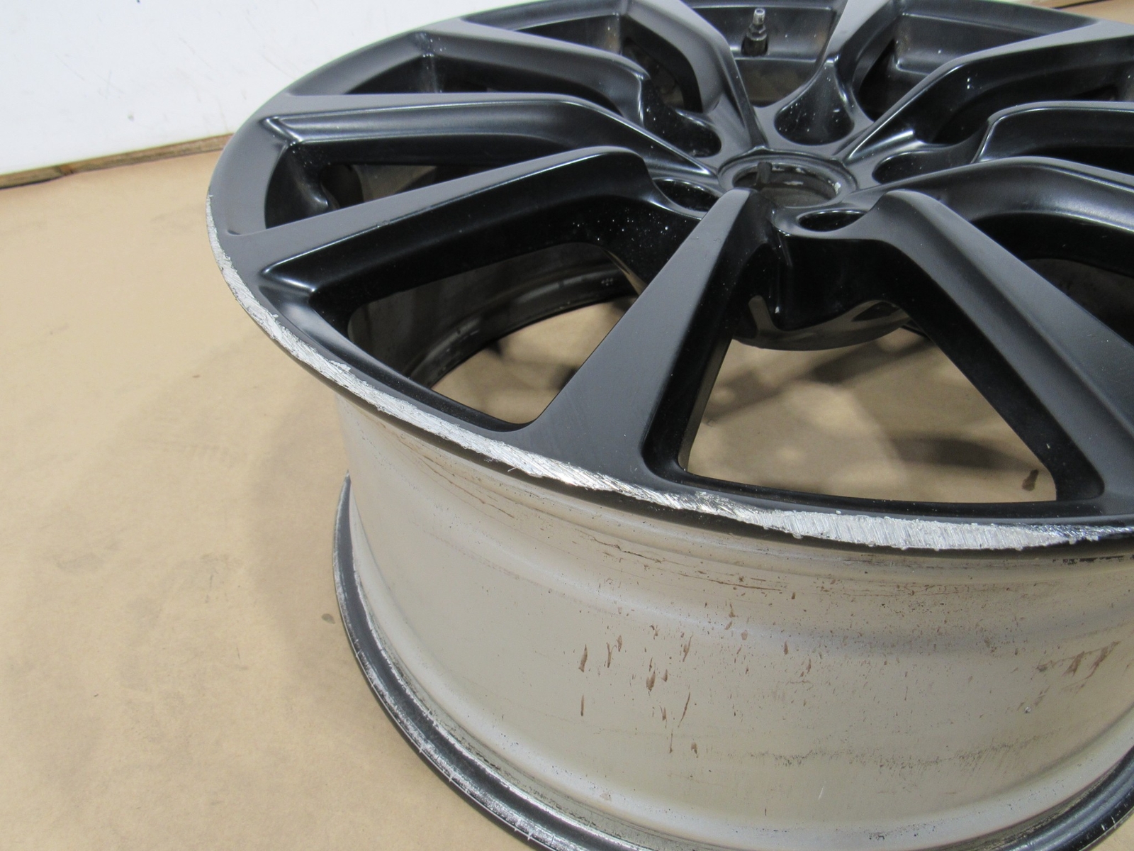 Aston Martin 2014 Front Wheel Rim R20 9J x 20 Size 20 Inch 14 ;$O