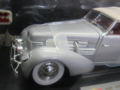 1937 CORD 812 SUPERCHARGED by SIGNATURE Silver 1/18 scale diecast in box - Picture 4 of 6