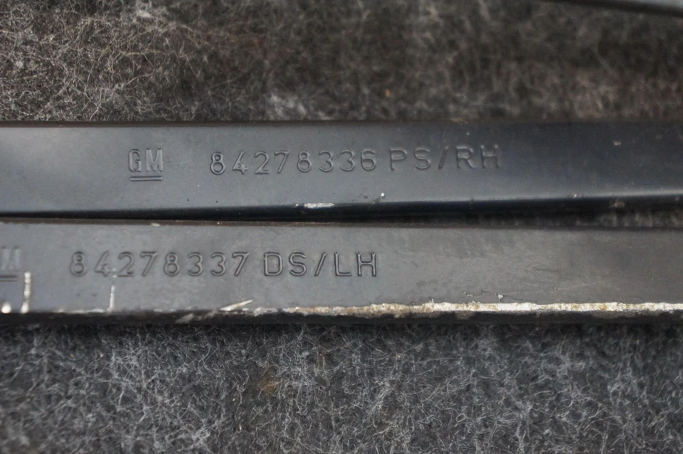 Juego de 2 brazos limpiaparabrisas izquierdo y derecho OEM 84278337 Cadillac Escalade Esv 2021-25 *Nota Foto 2 de 3