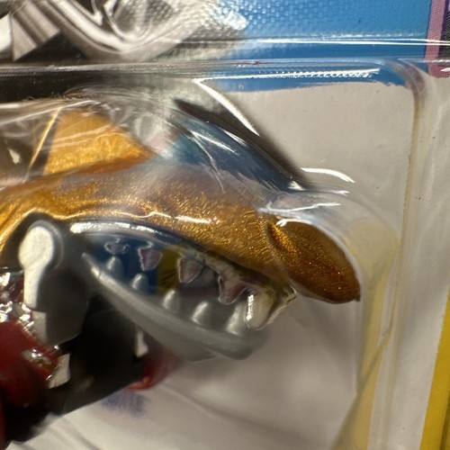 Hot Wheels Shark Bite Gold Mega Bite 2023 - Picture 6 of 9