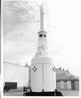 GIANT SPACECRAFT ASSEMBLED APOLLO NEWS 8'' X 10'' B/W ORIGINAL PHOTO